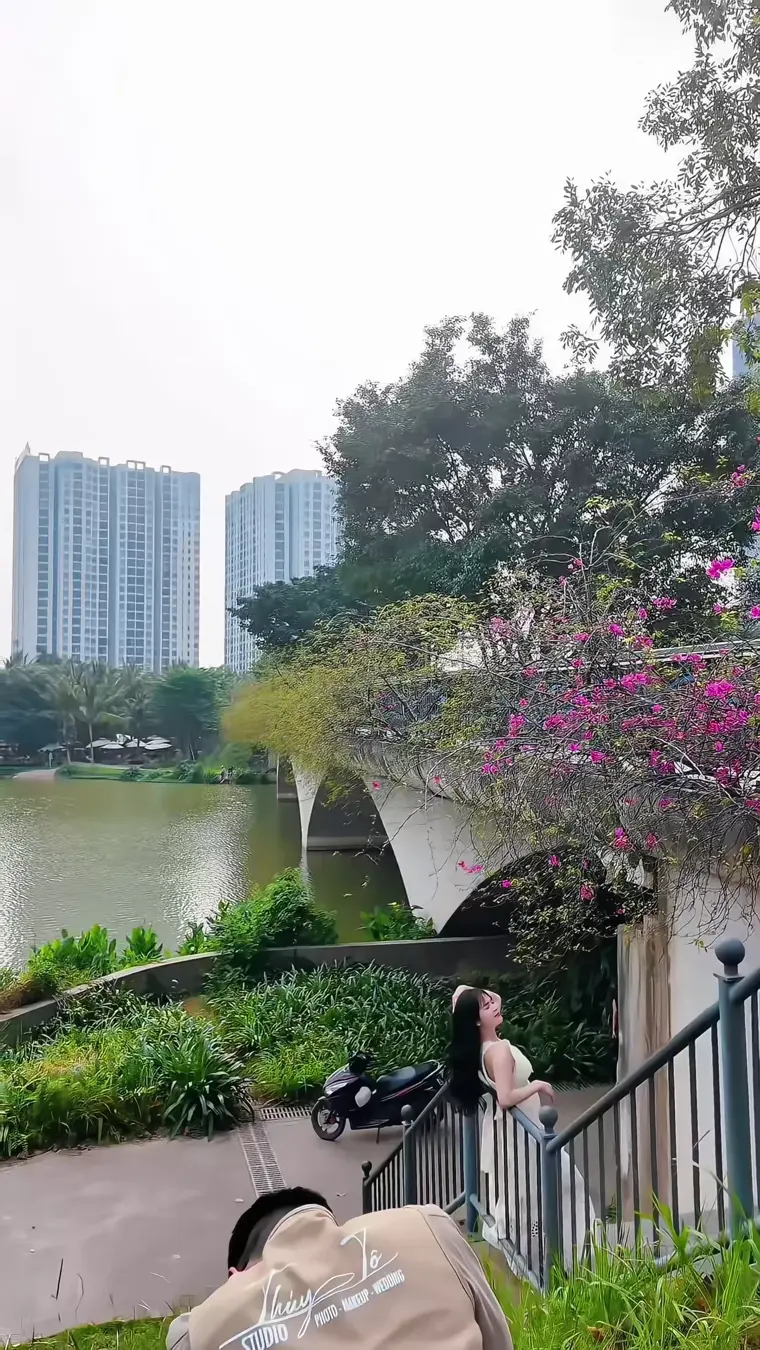 Hồ nước và mảng xanh giữa khu
