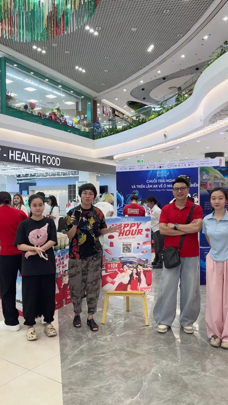 Trung tâm thương mại trong khu