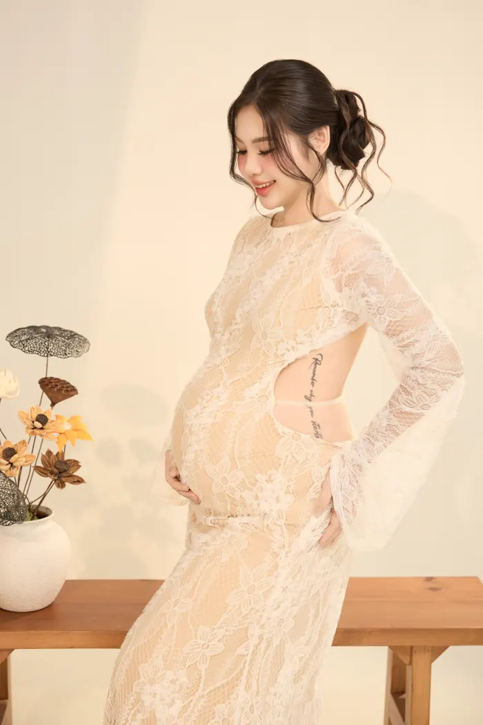 Ảnh bầu ren kem tối giản