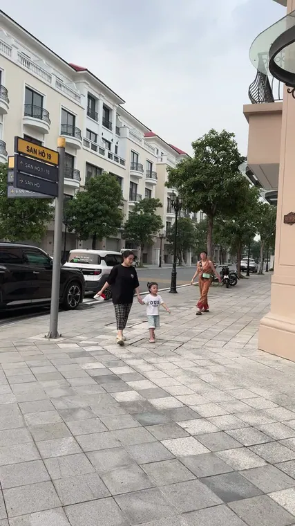 Leo lên vai nhau hái xoài giữa phố — mẻ xoài ấy cuối cùng về tới tay ông