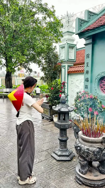 Mùng 1 đi lễ Quán Đỗ cầu bình an — sau cổng miếu là cả đầm sen đang nở