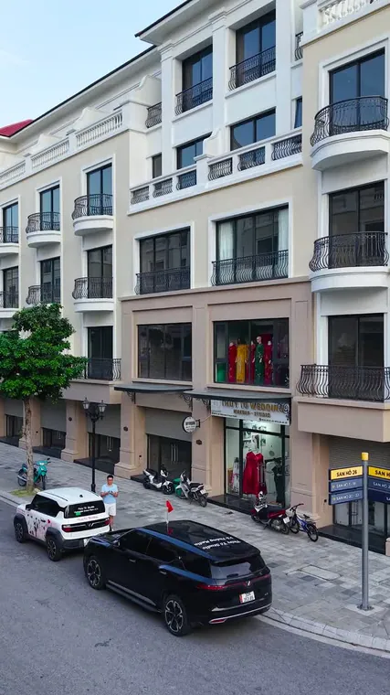 Cửa hàng Thúy Tô Studio SH19-68 nhìn từ trên cao — cả dãy phố San Hô trong một khung hình