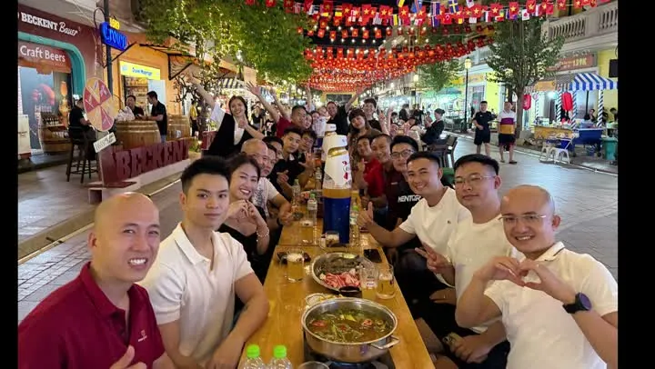 Buổi tổng kết của anh em Doanh Nghiệp Bắc Nam tại Thúy Tô Studio — đông tới mức chụp mấy lần mới đủ