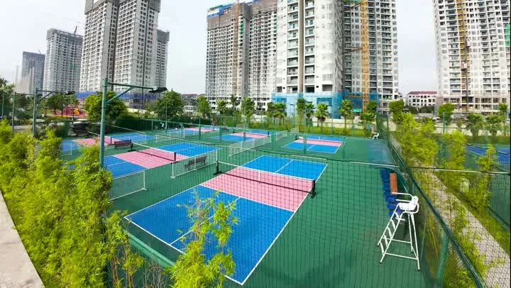 Bay trên sân Pickleball Vinhomes Ocean Park 2 — nơi ê-kíp Thúy Tô xả hơi sau ngày chụp