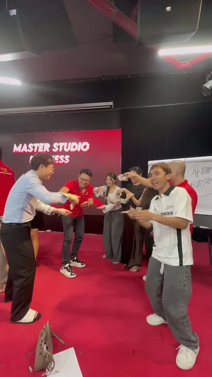 Thúy Tô Studio trong lễ vinh danh Master Studio Business — cả đội cùng bước lên sân khấu
