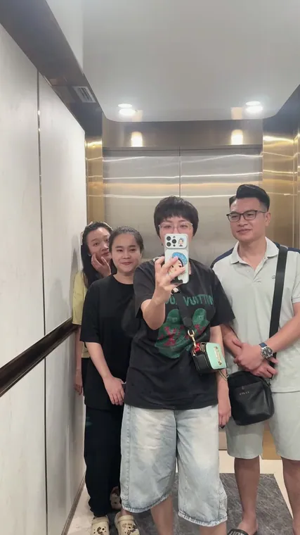 Hết ca chụp, cả ê-kíp Thúy Tô kéo nhau đi xem phim — từ studio tới rạp chỉ vài phút