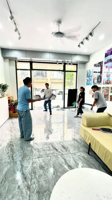 Cuối ngày ở Thúy Tô Studio: lau từng mét sàn phòng trưng bày trước khi đóng cửa