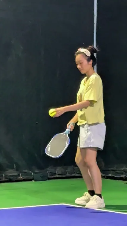 Tan làm là lên xe ra sân Pickleball — ê-kíp Thúy Tô đánh dưới đèn đêm